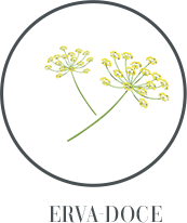 Oriunda do Oriente Médio, da família do anis, a erva doce é uma planta com flores brancas e largas, com frutos arredondados e pequenos.